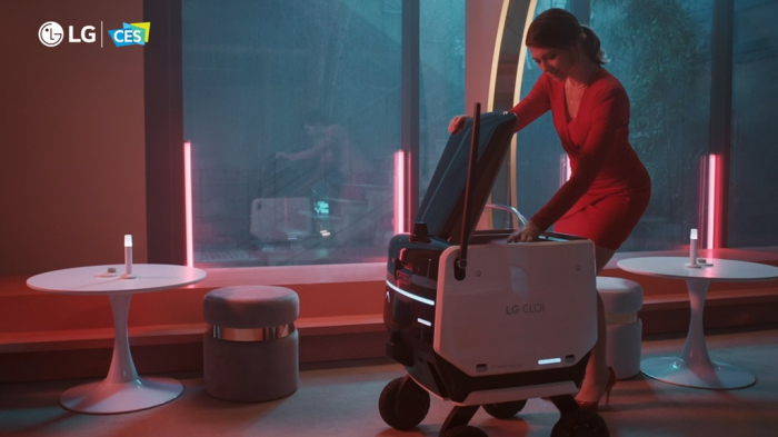 LG's delivery robot unveiled at CES 2022