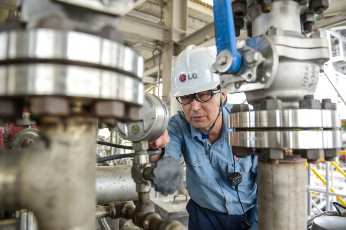 An　engineer　at　an　LG　Chem　plant