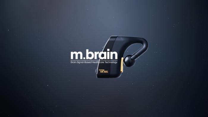 M.Brain,　an　earset　developed　by　Hyundai　Mobis,　is　a　driver　monitoring　device
