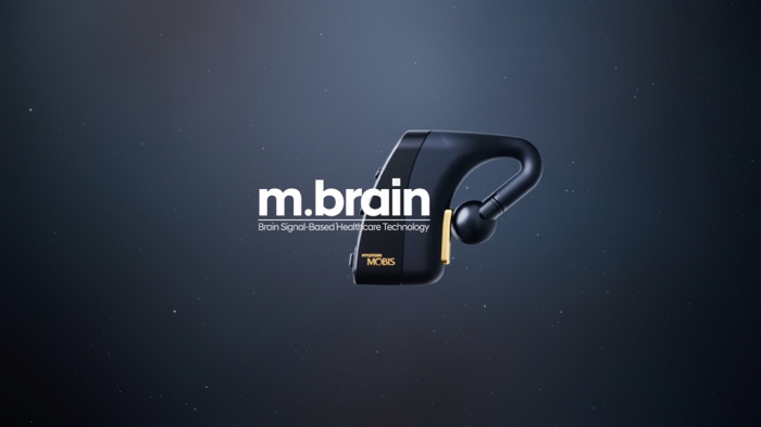 M.Brain, an earset developed by Hyundai Mobis, is a driver monitoring device