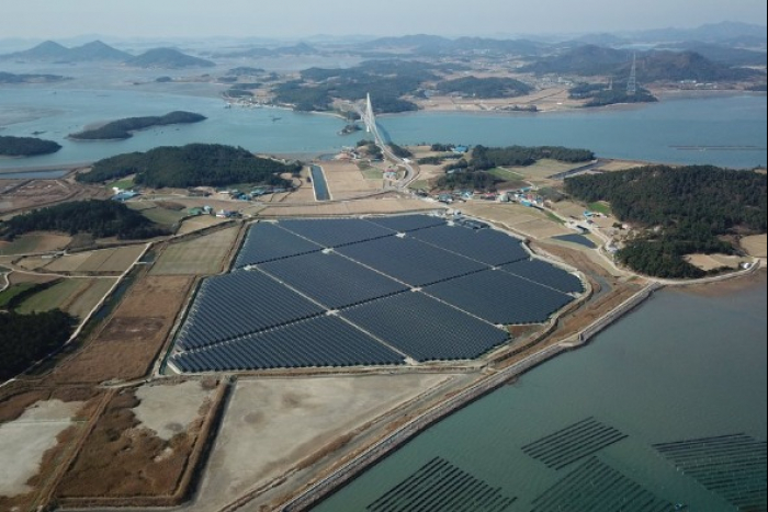 The　150-megawatt　solar　power　plant　in　Sinan　County,　southwestern　Korea,　constructed　by　Topsun