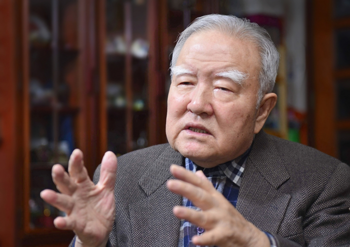 South Korea’s former finance minister and central bank governor Cho Soon speaks to The Korea Economic Daily on Dec. 28, 2012 (File photo)