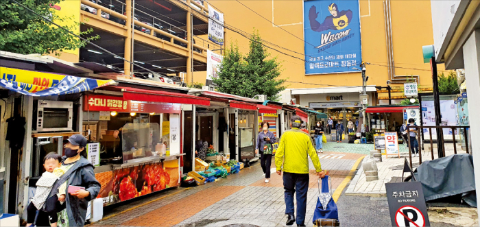 E-Mart　in　Chang-dong,　northern　Seoul　is　its　oldest　store　and　opened　in　1993