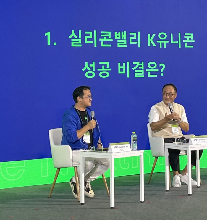 Kim　Bum-soo　(right)　speaks　at　the　NextRise　startup　event,　held　at　Coex,　Seoul　on　June　17　(Courtesy　of　Translink　Investment)