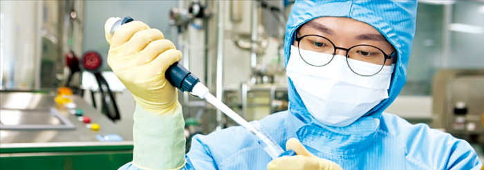 A　researcher　at　an　SK　Bioscience　lab　in　South　Korea　(Courtesy　of　SK　Bioscience)