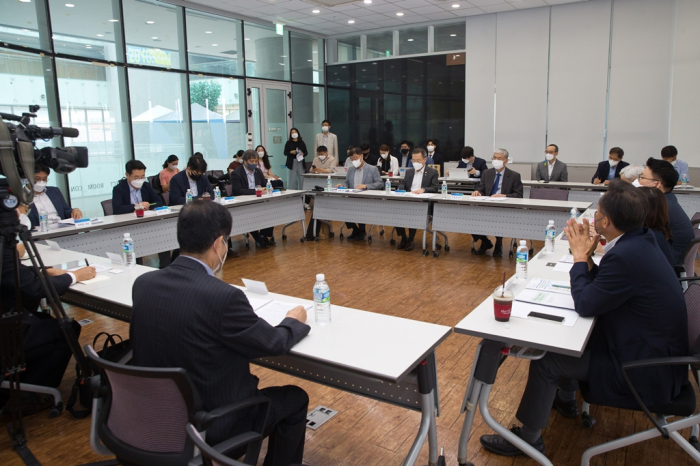 Korea announces a 1 trillion won AI chip investment plan following a meeting of public and private sector leaders
