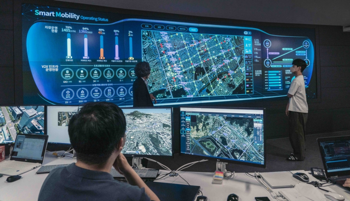 A　Seoul　Future　Mobility　Center　official　controls　the　self-driving　pilot　zone　implemented　by　digital　twin　technology　(Courtesy　of　SK　Telecom)