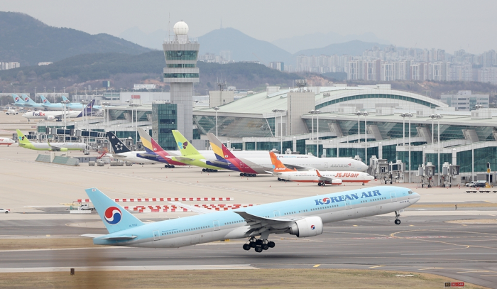 A　Korean　Air　aircraft　takes　off　from　Incheon　International　Airport　(Courtesy　of　Yonhap)