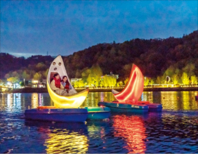 Moon　boats　in　the　city　of　Andong　attract　about　3,000　tourists　on　weekends　(Courtesy　of　Global　Korea)