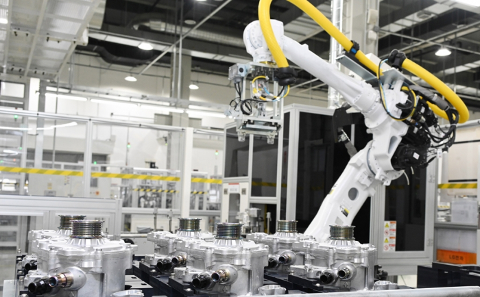 An industrial robot assembles powertrains for EVs at LG Magna’s plant in Incheon, South Korea (Courtesy of LG Electronics)