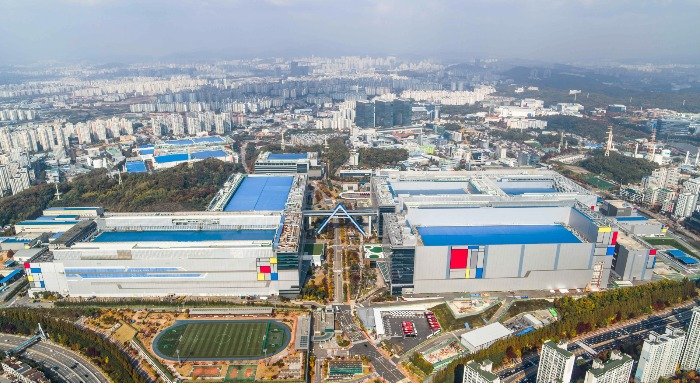Samsung　Electronics'　semiconductor　plants　in　Hwaseong,　Gyeonggi　Province,　South　Korea