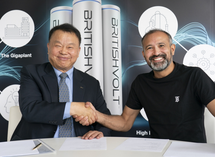 POSCO　Chemical　CEO　Min　Kyung-zoon　(left)　shakes　hands　with　Britishvolt　founder　and　CEO　Orral　Nadjari