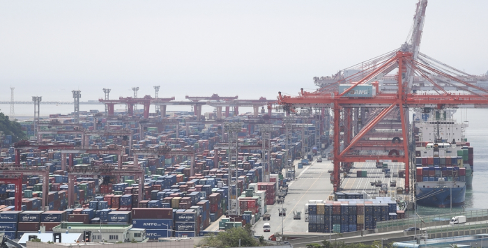 Container　terminals　at　the　Port　of　Busan,　South　Korea　(Courtesy　of　Yonhap)