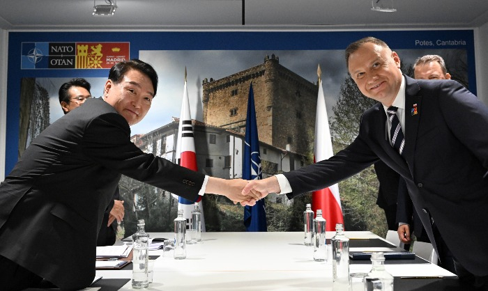 S.Korean　President　Yoon　Suk-yeol　(left)　and　Polish　President　Andrzej　Duda　hold　bilateral　talks　in　Madrid　on　June　29