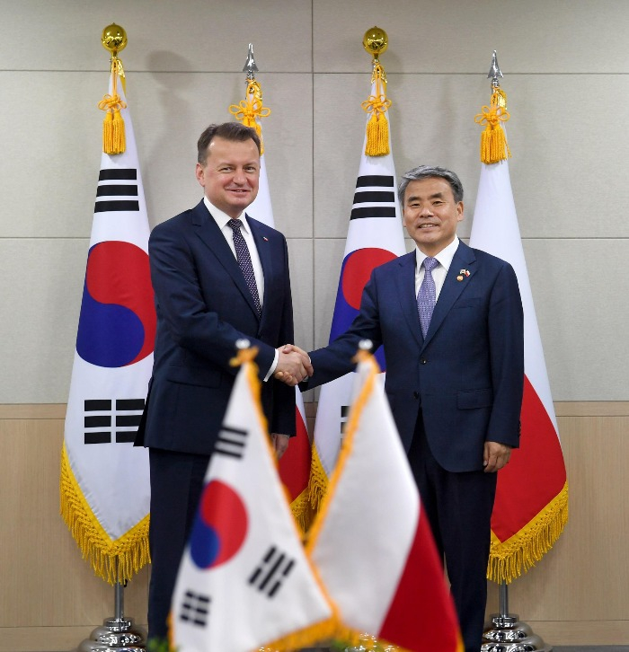 Polish　Defense　Minister　Mariusz　Blaszczak　(left)　meets　with　his　S.Korean　counterpart　Lee　Jong-sup　on　May　30,　2022