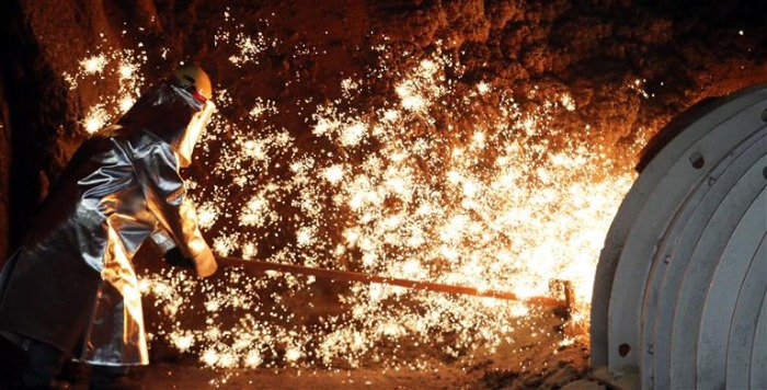 A　POSCO　employee　melts　iron　ore　to　make　rusty　water　at　a　POSCO　Gwangyang　plant　furnace