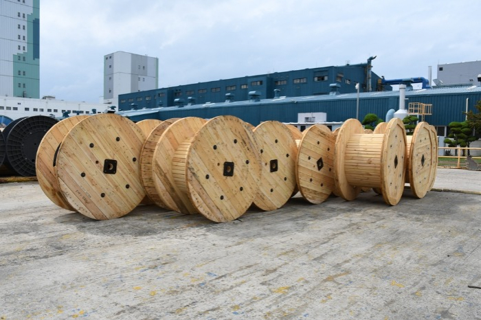 LS　Cable's　wooden　cable　drums　(Courtesy　of　LS　Cable　&　System)