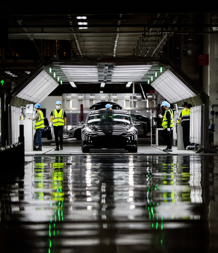 LG Energy surrenders its position as the world’s No. 2 maker in the global EV battery market to China’s BYD as Tesla, the South Korean battery maker’s top customer, suspends production in Shanghai due to the government’s strict lockdown measures to curb COVID-19. Employees work at the Tesla Gigafactory in Shanghai in November 2020 (Courtesy of Xinhua, Yonhap)
