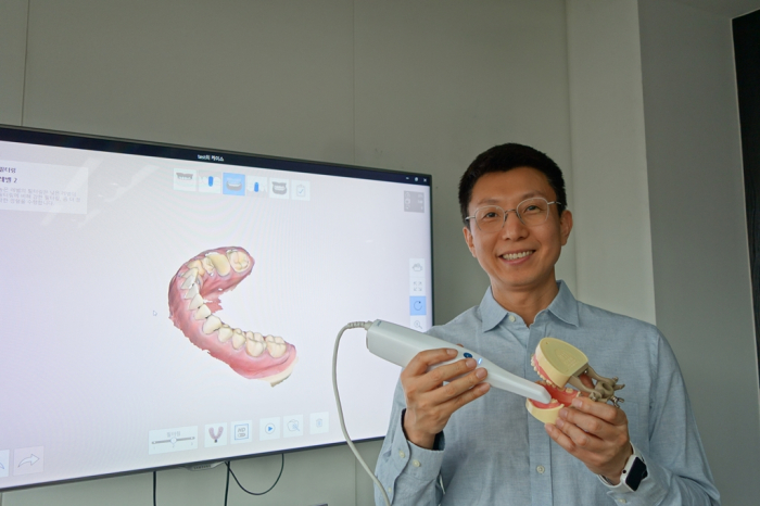 Medit　founder　Chang　Minho　presents　the　company's　3D　dental　scanner　on　June　9,　2019　(File　photo)