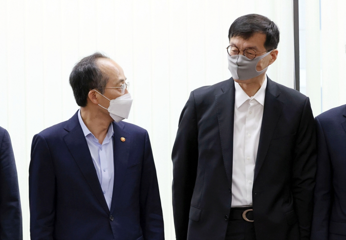 South Korea’s Finance Minister Choo Kyung-ho (left) talks to Bank of Korea Governor Rhee Chang-yong at a breakfast meeting with local financial regulators on July 5, 2022