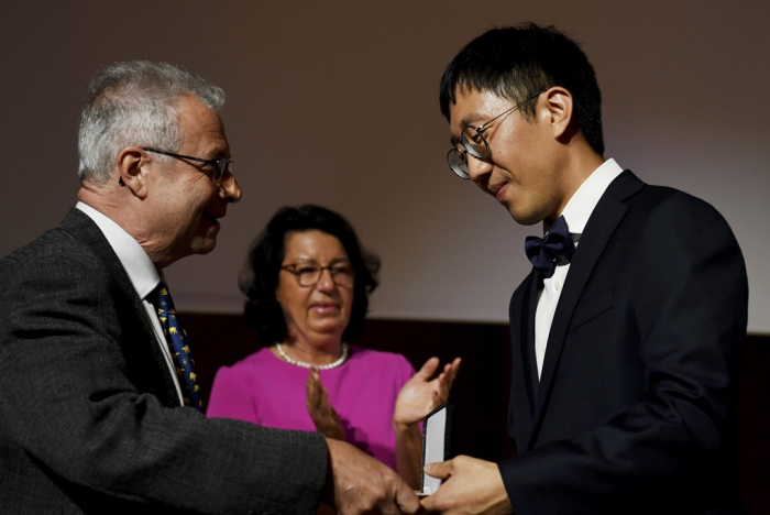 June　Huh　(right),　a　Korean　American　mathematician　and　Princeton　University　professor,　wins　this　year's　Fields　Medal