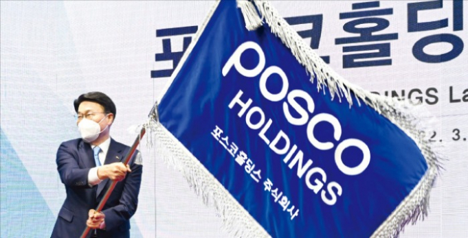 POSCO Chief Executive Choi Jeong-woo (left)