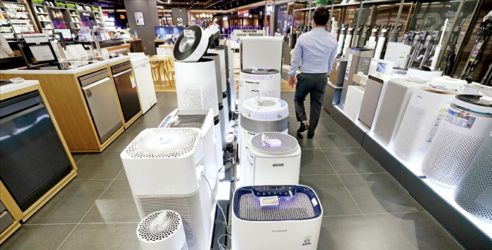 An electronics store in Seoul is almost devoid of customers, as rampant inflation in South Korea takes a toll on consumer sentiment
