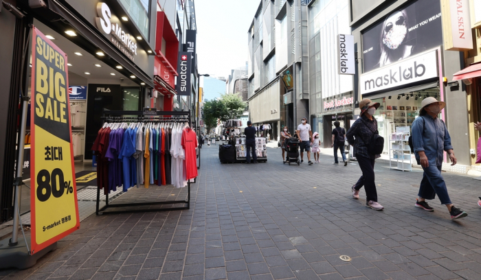 A　street　in　Myeong-dong,　the　main　shopping　district　in　Seoul,　is　also　not　crowded