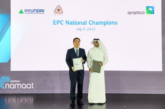 Yoon　Young-joon　(left),　CEO　of　Hyundai　E&C,　Abdulkarim　Al　Ghamdi,　vice　president　of　project　management　at　Aramco,　on　July　5