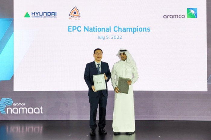 Yoon Young-joon (left), CEO of Hyundai E&C, Abdulkarim Al Ghamdi, vice president of project management at Aramco, on July 5