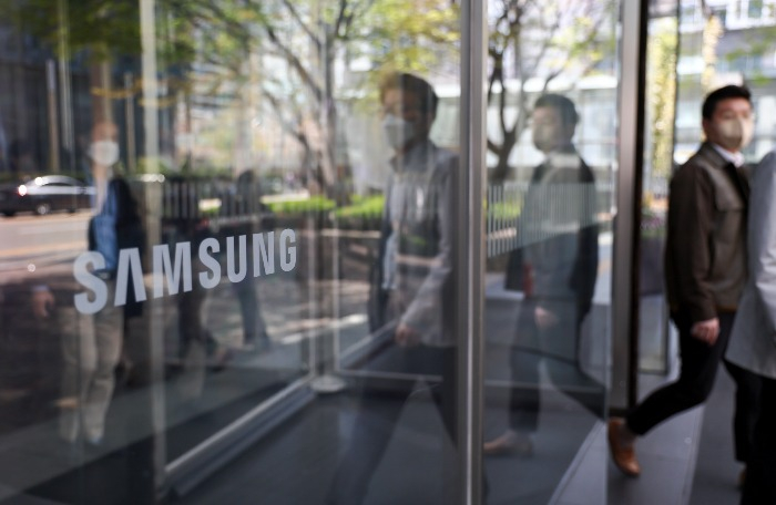 Samsung　Electronics'　Q2　revenue　snapped　its　record-breaking　upward　run　of　the　previous　three　quarters