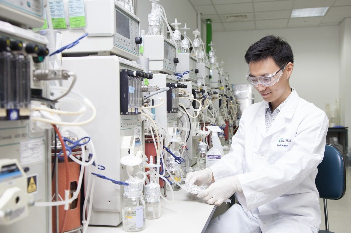 A Celltrion researcher tests an antibody treatment (Courtesy of Celltrion)