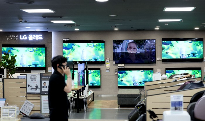 LG estimates its second-quarter operating profit declined 12% on-year