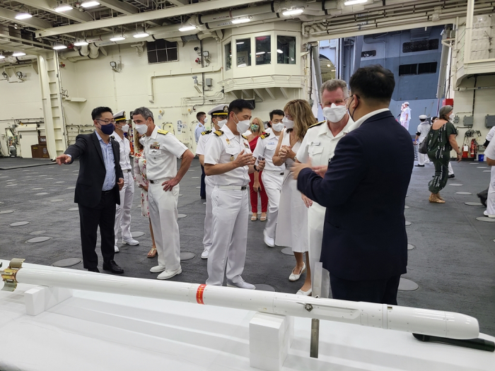 Blake L. Converse, Deputy Commander of the US Pacific Fleet (left), and Samuel Paparo, Commander of the US Pacific Fleet (right), inspect the Poniard at RIMPAC 2022 (Courtesy of LIG Nex1)