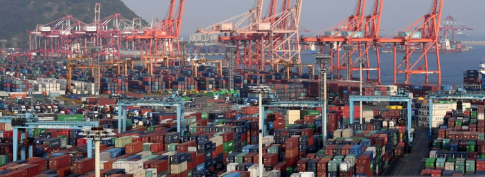 Container　boxes　at　Busan　Port