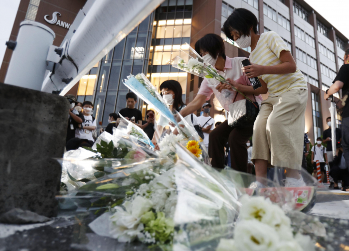 Japanese　citizens　pay　tribute　to　the　late　prime　minister　in　Nara　prefecture　on　July　8
