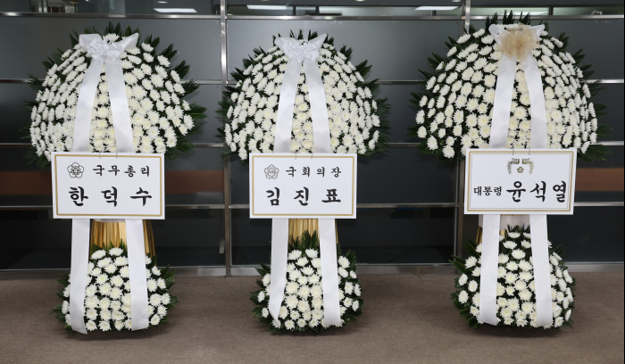 Condolence　bouquets　for　the　late　former　Japanese　Prime　Minister　Shinzo　Abe　sent　by　S.Korean　Prime　Minister　Han　Duck-soo　(from　left),　National　Assembly　Speaker　Kim　Jin-pyo,　and　President　Yoon　Suk-yeol