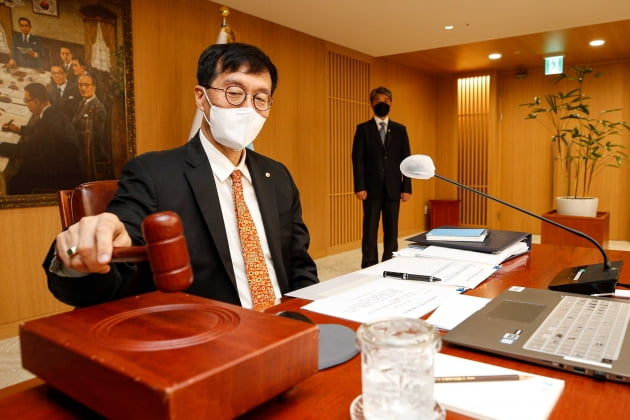 Bank　of　Korea　Governor　Rhee　Chang-yong　(left)　chairs　a　rate-setting　meeting　on　July　13,　2022　(Courtesy　of　Yonhap)