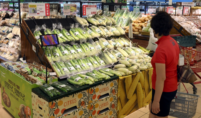 A　Customer　browses　for　vegetables　at　a　hypermarket　in　Seoul　as　rampant　inflation　is　expected　to　hurt　domestic　demand