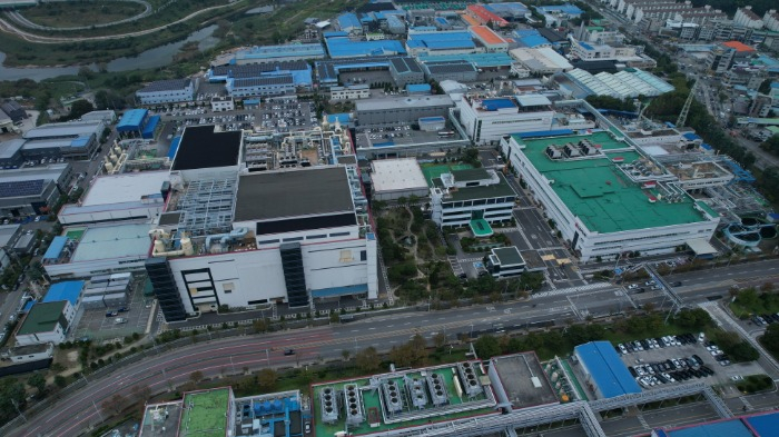 LG　Innotek's　Gumi　plant　in　South　Korea.　The　camera　module　maker　reported　its　largest-ever　annual　profit　of　1　trillion　won　in　2021