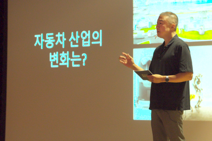 LS　Group　Chairman　Koo　Ja-eun　speaks　at　a　company　seminar　in　early　July
