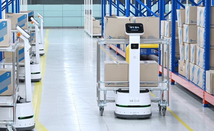 LG　CLOi　GuideBot　deployed　at　a　CJ　Logistics　warehouse 