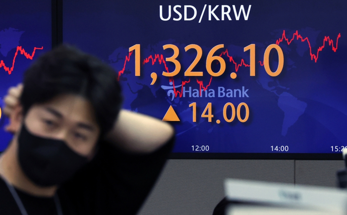 Hana Bank's dealing room in central Seoul on July 15, 2022. The won closes the domestic currency market at 1,326.1 per dollar after hitting the weakest level since April 29, 2009.