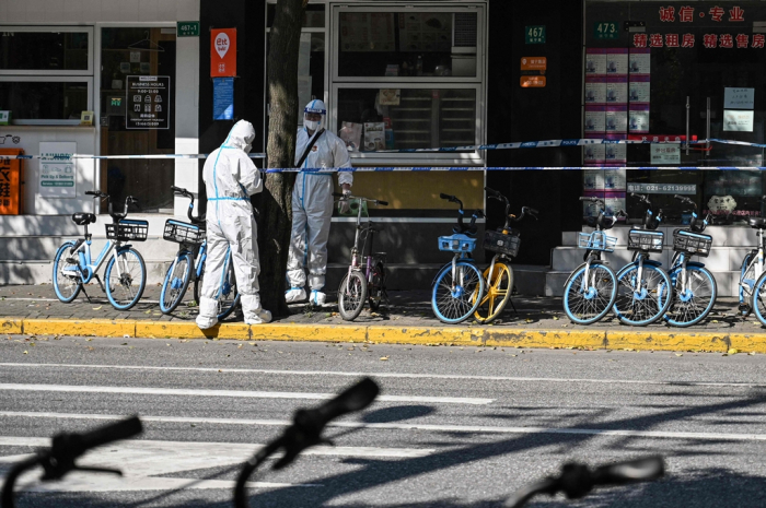 Workers mark a perimeter around a neighborhood under a COVID-19 lockdown in the Jing'an district in Shanghai on May 4, 2022 (Courtesy of AFP, Yonhap)