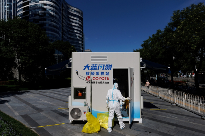 A medical worker enters a nucleic acid testing station, following a COVID-19 outbreak, in Beijing on July 14, 2022 (Courtesy of Reuters, Yonhap)