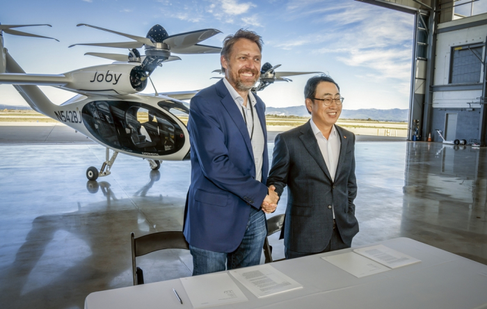 Joby founder and CEO JoeBen Bevirt (left) and SK Telecom CEO Ryu Young-sang shake hands after a test flight in California in January 2022 (Courtesy of SK Telecom)