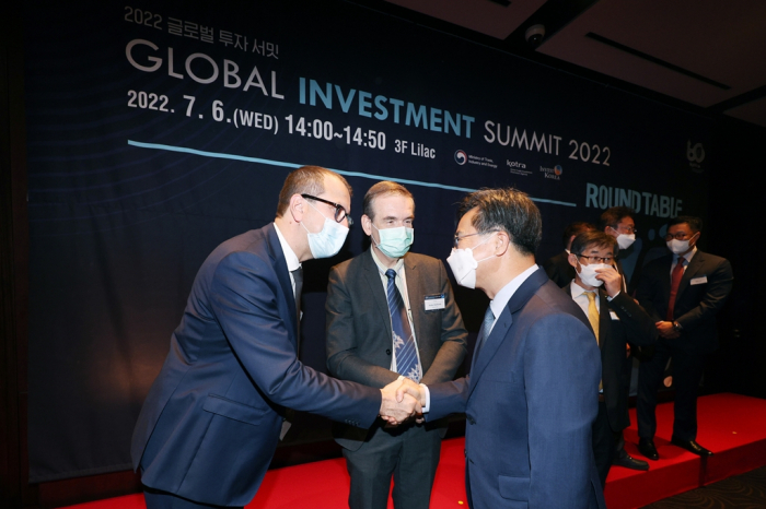 Kim Dong-yeon (right), governor of Gyeonggi-do, South Korea’s most populous province surrounding Seoul, shakes hands with CEOs of foreign companies after a roundtable at the Global Investment Summit, an event to attract foreign investments, on July 6, 2022, in the capital (Courtesy of Yonhap)