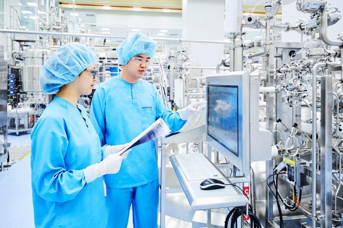 Researchers at Samsung Biologics' third plant in Songdo, Incheon