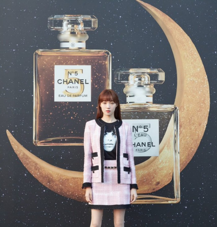 Korean celebrity Lee Sung-kyung poses in front of Chanel No. 5 at an X Ice Rink event in December, 2021