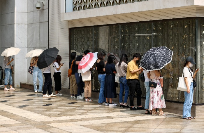 Until　the　recent　economic　downturn,　Seoulites　lined　up　for　hours　in　front　of　Chanel　boutiques　due　to　the　high　demand　for　classic　Chanel　pieces